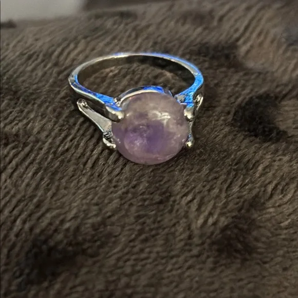 Elegant Silver and Purple Gemstone Ring - Picture 1 of 3